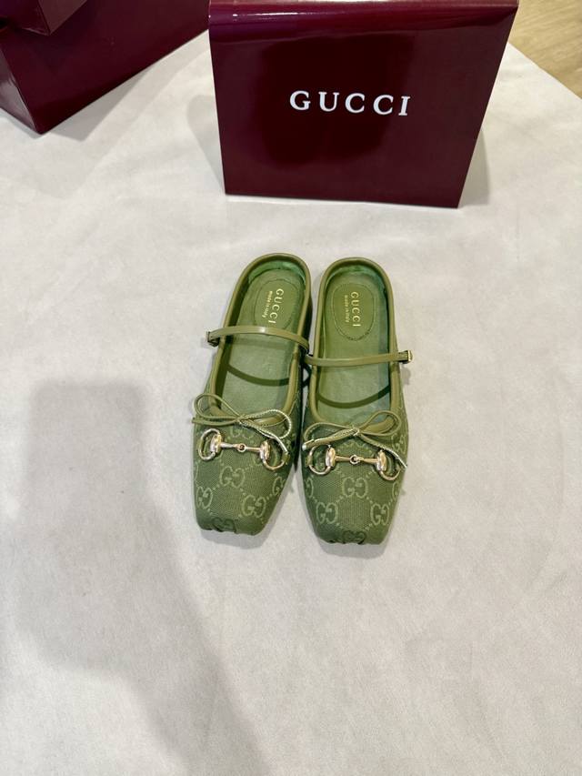 Gucc 2025早秋25系列新品平底芭蕾鞋马衔扣新款小方头拖鞋，鞋头方形设计搭配雅致的蝴蝶结细节，经典精致优雅俏皮时髦平底鞋，凉拖，打造出色的穿着体验。 面料