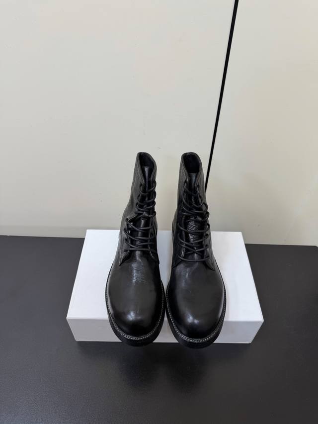 重工复古水洗马皮系带马丁靴 鞋面材质：马皮 内里材质：马皮 中底材质：牛皮 大底材质：牛皮 已贴橡胶防滑底片 制作工艺：固特异布莱克缝线胶粘整鞋重水洗 真正的重