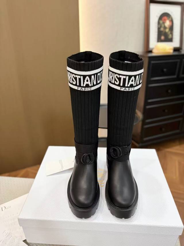 Dior 25秋冬新品字母织带针织袜筒靴。 Dior迪奥袜靴，这个冬天我被这双靴子锁死了 今年的C位战靴，必须是这双Dior字母袜靴！ 上脚自带高奢气场，弹力袜