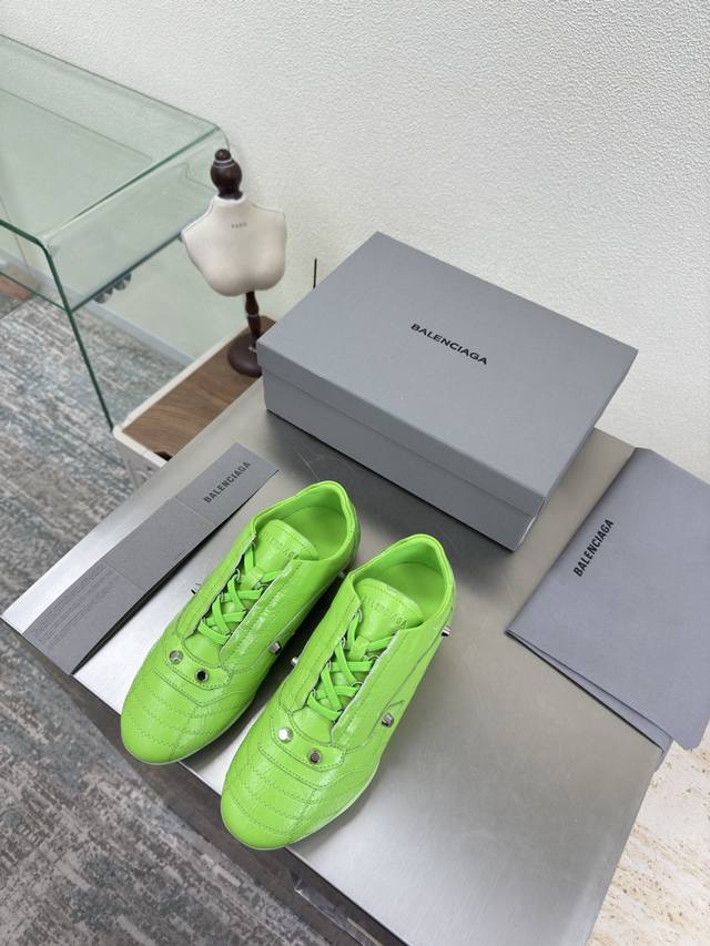 男女款 Balenciag 专属 褶皱牛皮 铆钉装饰运动鞋 绿色 面料 褶皱牛皮 内里 小羊皮 顶级版本 全部对版材料 继续着Demna式的对主流华丽时尚的反叛