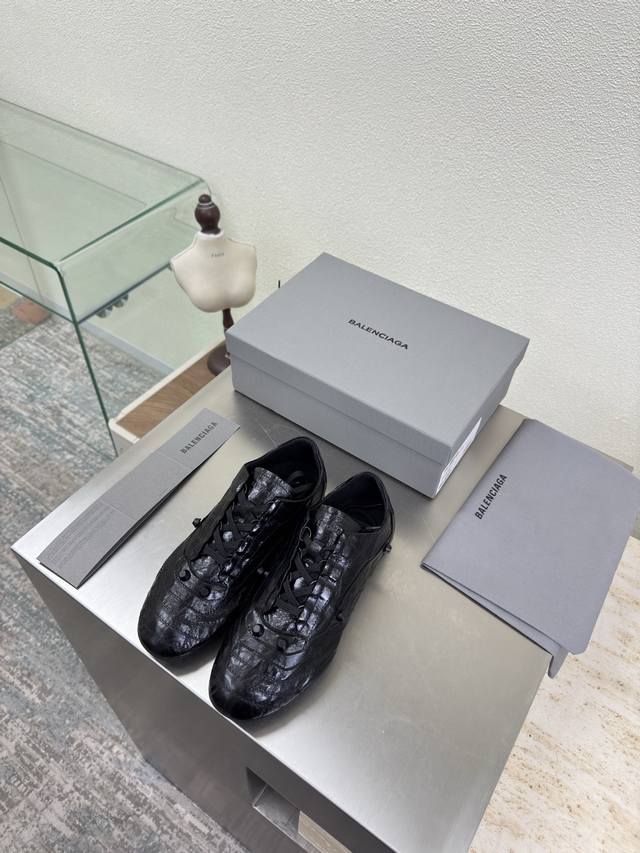 男女款 Balenciag 专属 褶皱牛皮 铆钉装饰运动鞋 黑色 面料 褶皱牛皮 内里 小羊皮 顶级版本 全部对版材料 继续着Demna式的对主流华丽时尚的反叛