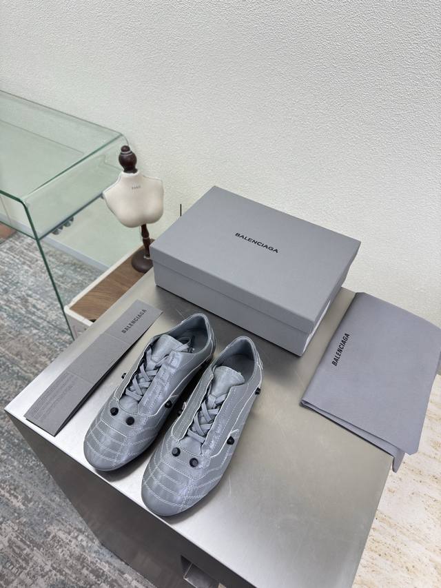 男女款 Balenciag 专属 褶皱牛皮 铆钉装饰运动鞋 灰色 面料 褶皱牛皮 内里 小羊皮 顶级版本 全部对版材料 继续着Demna式的对主流华丽时尚的反叛