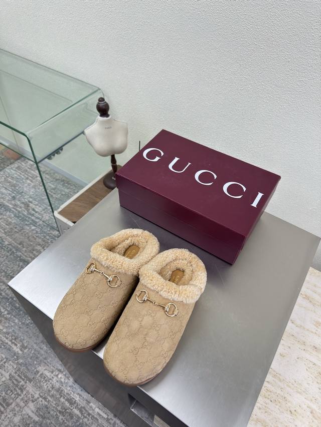 Gucci 厚底拖鞋 双G马鞍扣羊毛拖鞋 Gucci 双G Logo 羊羔毛内里 经典马鞍扣 杏色 压花压印Logo 时尚的品牌Logo持加，具有超辨高识度各品