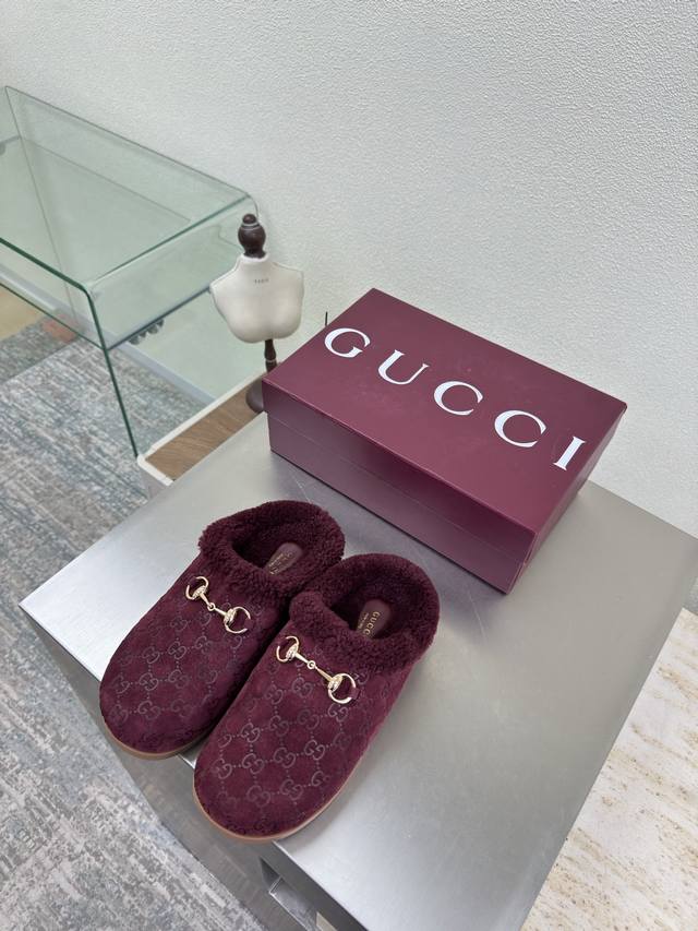 Gucci 厚底拖鞋 双G马鞍扣羊毛拖鞋 Gucci 双G Logo 羊羔毛内里 经典马鞍扣 酒红色 压花压印Logo 时尚的品牌Logo持加，具有超辨高识度各