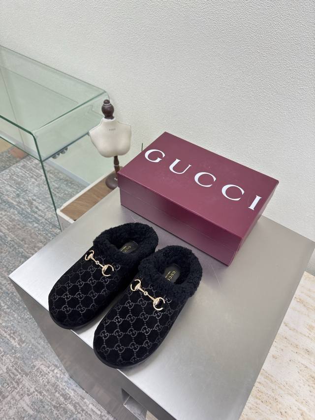 Gucci 厚底拖鞋 双G马鞍扣羊毛拖鞋 Gucci 双G Logo 羊羔毛内里 经典马鞍扣 黑色 压花压印Logo 时尚的品牌Logo持加，具有超辨高识度各品