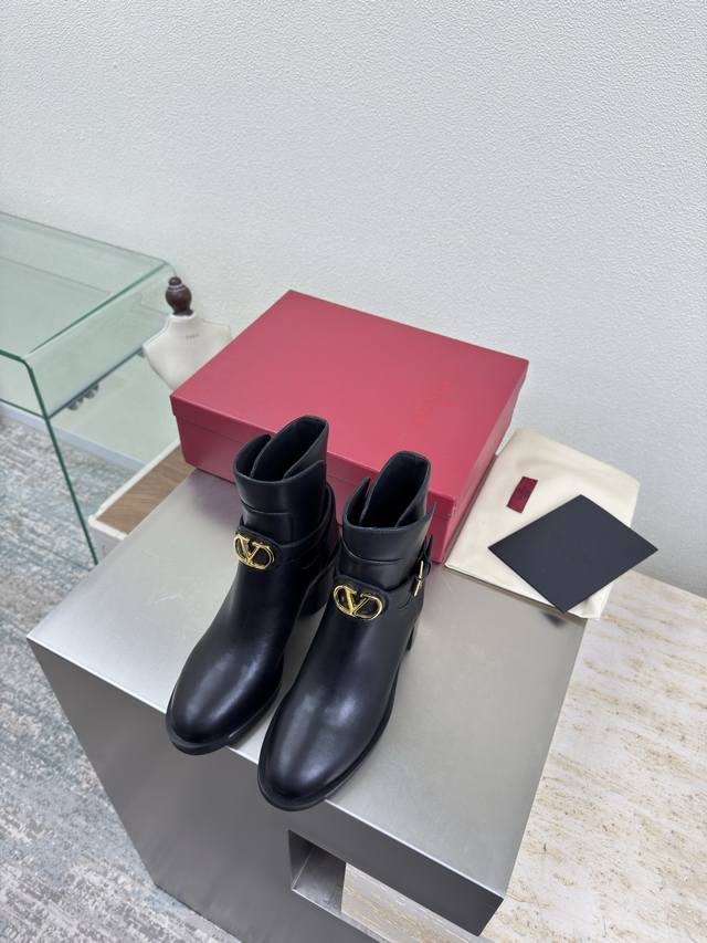 华伦天奴 Valentino 经典金属Logo 中跟短靴 扣带设计 黑色 意大利制鞋工艺典范 华伦天奴 近年来风生水起 家族元素运用得体到位 本单品采用切尔西设