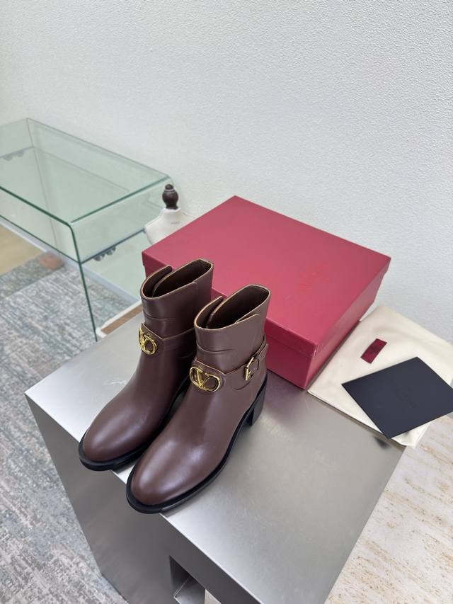 华伦天奴 Valentino 经典金属Logo 中跟短靴 扣带设计 意大利制鞋工艺典范 华伦天奴 近年来风生水起 家族元素运用得体到位 本单品采用切尔西设计搭配