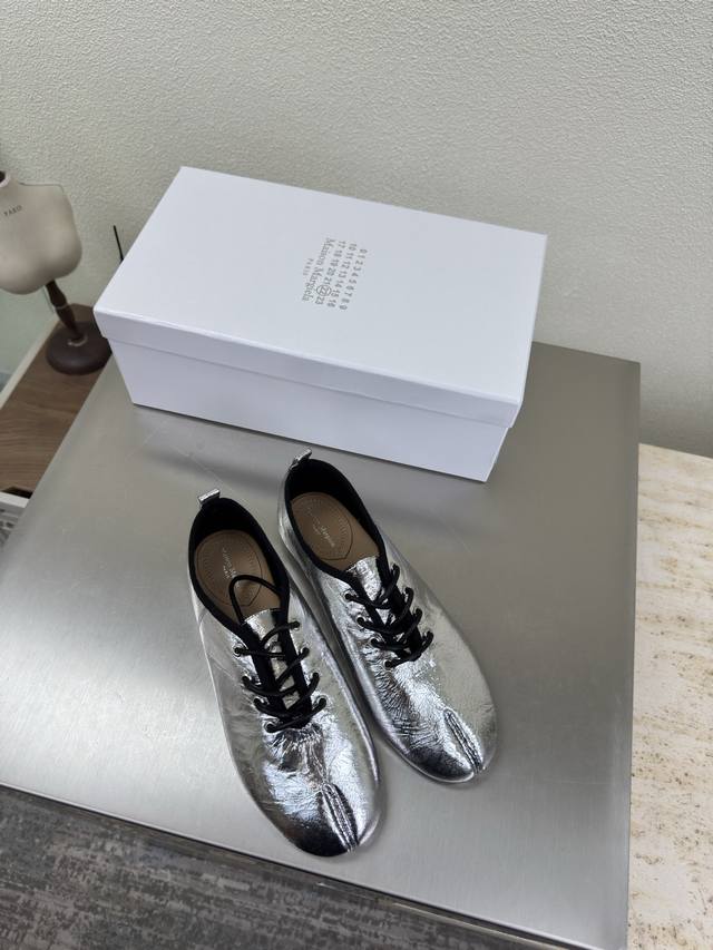 Tabi 分趾 后空鞋 Mm6 Maison Margiela 银色 色植揉牛皮 大热时尚风格 银色 Mm6 Maison Margiela的实验性从功能主义的