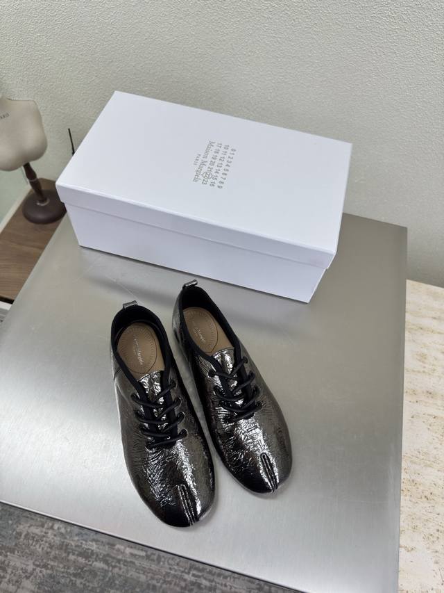 Tabi 分趾 后空鞋 Mm6 Maison Margiela 黑银色 金属牛皮 大热时尚风格 黑银 Mm6 Maison Margiela的实验性从功能主义的