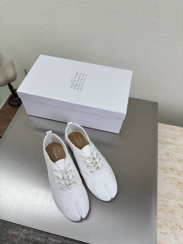 Tabi 分趾 后空鞋 Mm6 Maison Margiela 白色小羊皮 大热时尚风格 白色 Mm6 Maison Margiela的实验性从功能主义的解构美
