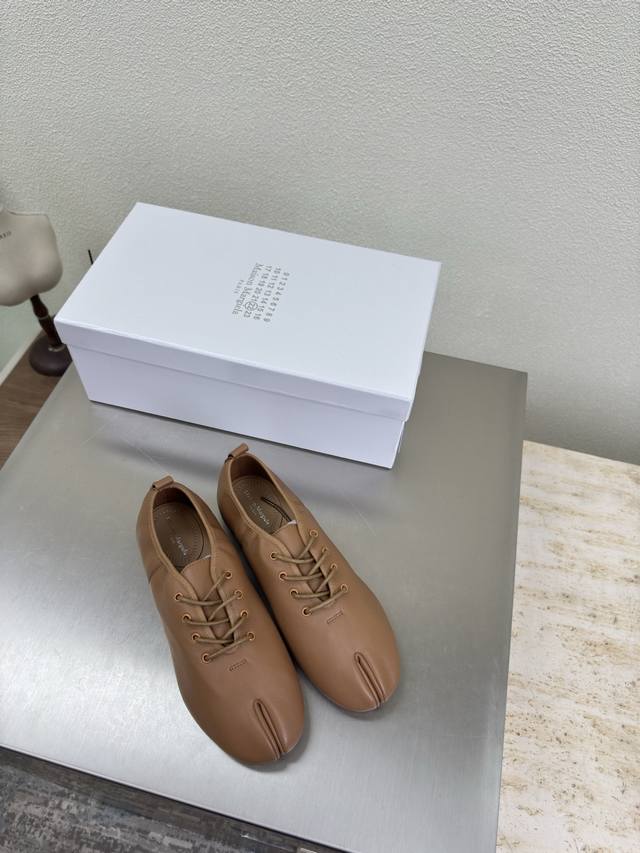 Tabi 分趾 后空鞋 Mm6 Maison Margiela 杏色羊皮 大热时尚风格 酒红色 Mm6 Maison Margiela的实验性从功能主义的解构美