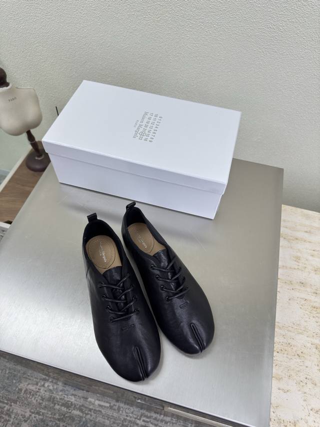 Tabi 分趾 后空鞋 Mm6 Maison Margiela 黑色植揉牛皮 大热时尚风格 酒红色 Mm6 Maison Margiela的实验性从功能主义的解