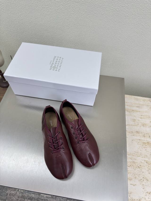 Tabi 分趾 后空鞋 Mm6 Maison Margiela 酒红色植揉牛皮 大热时尚风格 酒红色 Mm6 Maison Margiela的实验性从功能主义的