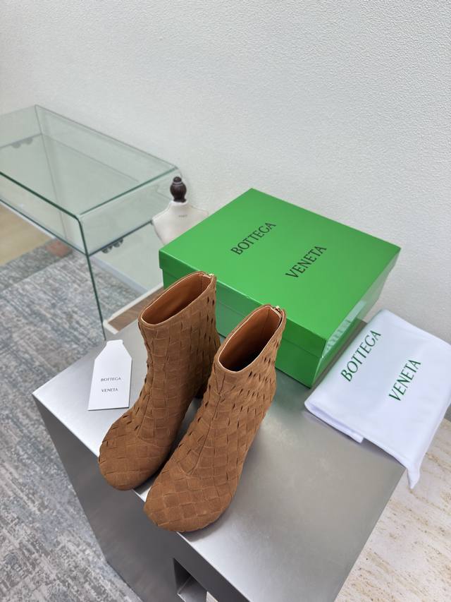 手工编织 编织系列 Bv Atomic系列 圆跟开边朱踝靴 棕色麂皮 这款圆头 宽扁的流线头型 当今流行的又一趋势 天花板啦 5彩色百搭 手工编织而成 精致圆形