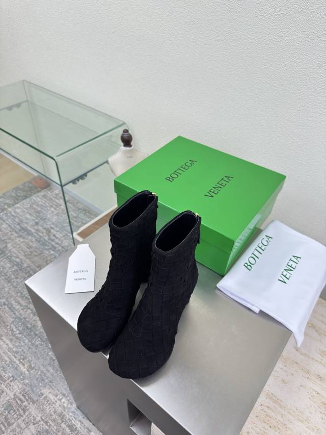 手工编织 编织系列 Bv Atomic系列 圆跟开边朱踝靴 黑色麂皮 这款圆头 宽扁的流线头型 当今流行的又一趋势 天花板啦 5彩色百搭 手工编织而成 精致圆形