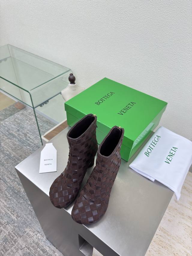 手工编织 编织系列 Bv Atomic系列 圆跟开边朱踝靴 咖啡 麂皮 这款圆头 宽扁的流线头型 当今流行的又一趋势 天花板啦 5彩色百搭 手工编织而成 精致圆