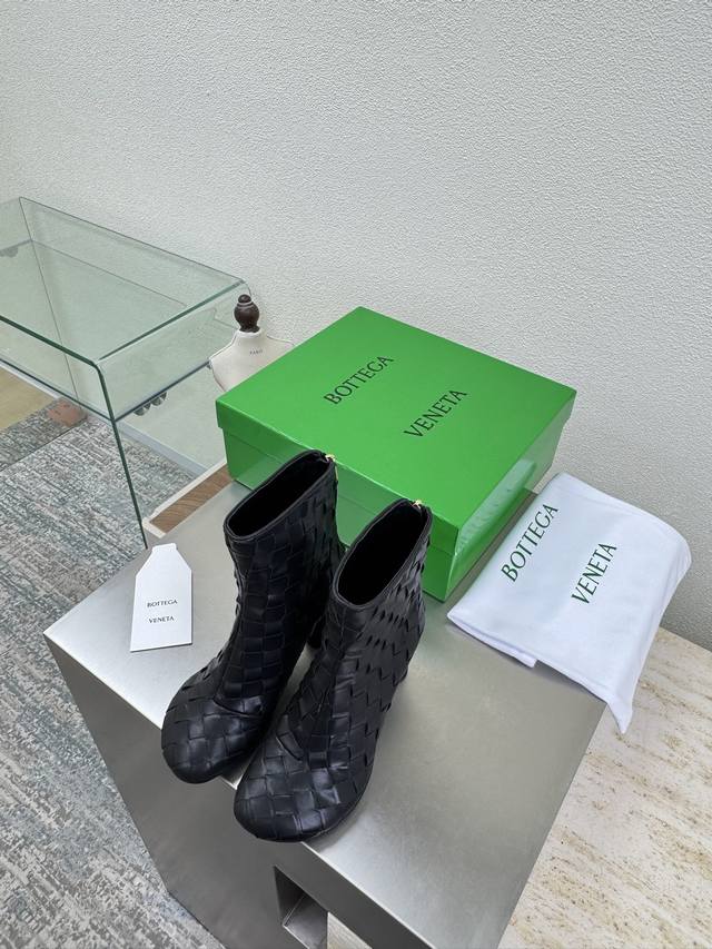 手工编织 编织系列 Bv Atomic系列 圆跟开边朱踝靴 黑色 这款圆头 宽扁的流线头型 当今流行的又一趋势 天花板啦 5彩色百搭 手工编织而成 精致圆形跟