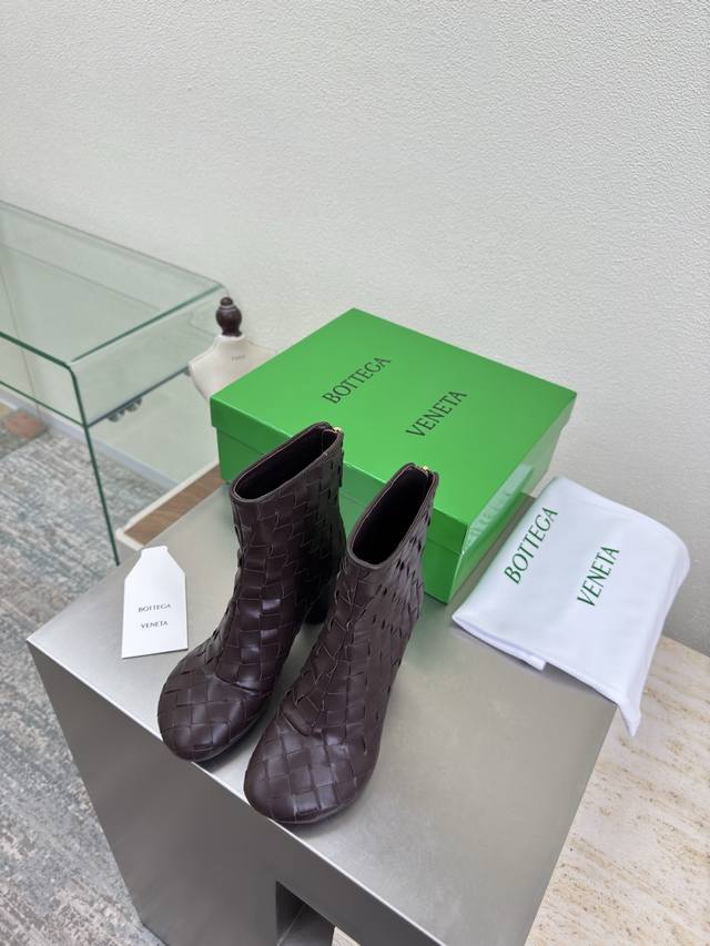 手工编织 编织系列 Bv Atomic系列 圆跟开边朱踝靴 咖啡 这款圆头 宽扁的流线头型 当今流行的又一趋势 天花板啦 5彩色百搭 手工编织而成 精致圆形跟