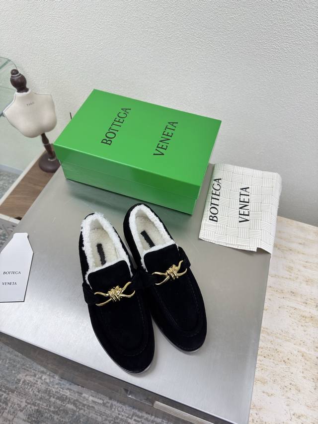 羊羔毛鞋里 金属鎏金扣件装饰 Bottega Venet* 女士Astaire乐福 毛里单鞋 原版一比一做法 皮扣 黑色 高丝光牛反绒皮 内里 羊羔毛 微卷系列