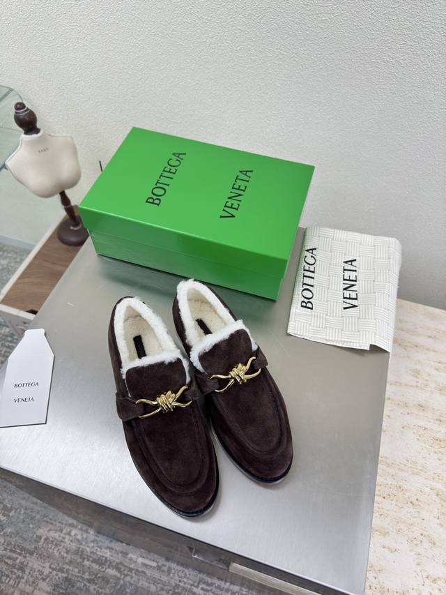 羊羔毛鞋里 金属鎏金扣件装饰 Bottega Venet* 女士Astaire乐福 毛里单鞋 原版一比一做法 皮扣 咖啡色 高丝光牛反绒皮 内里 羊羔毛 微卷系