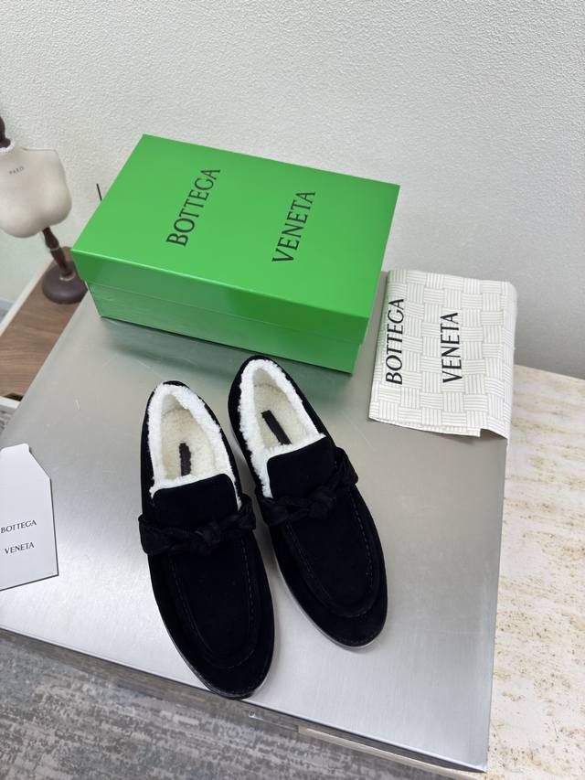 羊羔毛鞋里 真皮扣件装饰 Bottega Venet* 女士Astaire乐福 毛里单鞋 原版一比一做法 皮扣 黑色高丝光牛反绒皮 内里 羊羔毛 微卷系列 当今