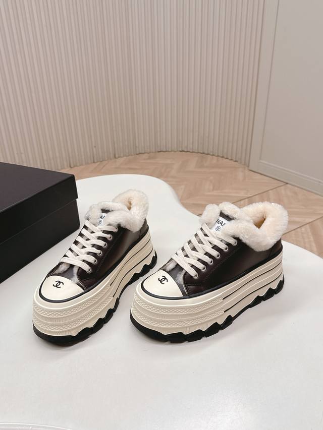 Chanel 2025秋冬香奈儿新款厚底羊毛大头饼干鞋 Chanel 2025秋冬香奈儿新款厚底羊毛大头饼干鞋 秉承大头鞋的气质，慵懒俏皮又可爱 这款厚底鞋，效