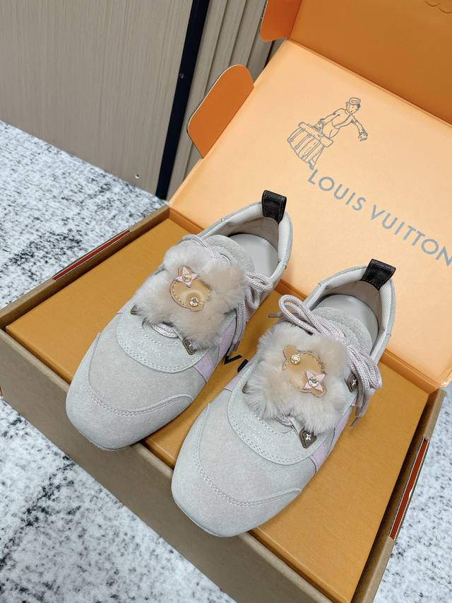 顶级版本： Louis Vuitton Sneakerina系列芭蕾舞鞋 德训鞋 平底鞋休闲鞋 本款 Lv Sneakerina 芭蕾运动鞋以柔软绒面牛皮革塑就