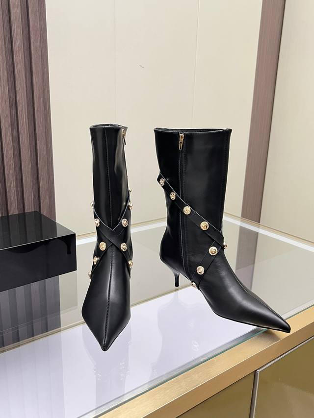 码数：35-41码，可定做42码 范思哲新款真皮高跟靴，面料牛皮，羊皮内里，羊皮垫脚，耐磨止滑，橡胶大底。 根高：6公分 靴筒高度：30厘米