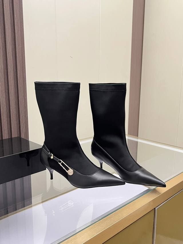 码数：35-41码，可定做42码 范思哲新款矮跟女靴，面料牛皮十弹力布，羊皮内里。羊皮垫脚，橡胶底 靴筒高度：30.5厘米 跟高：6厘米