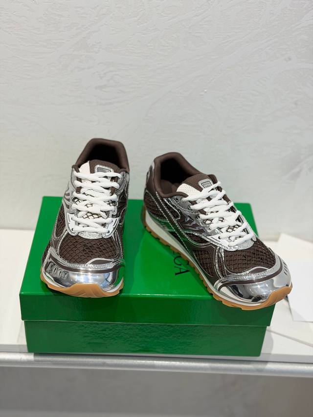 工厂p直销 最新色 高端版本 原版1:1情侣款 男款+10新款上架Bv Orbit运动鞋 王一博同款 情侣款老爹Runner运动鞋，采用轻质科技网布面料。搭配几