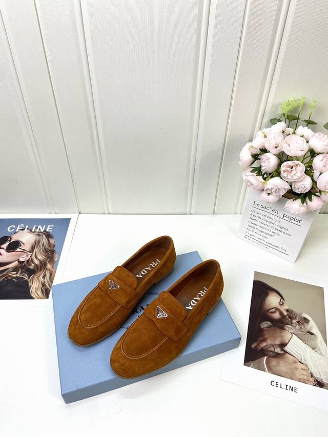 工厂p批 顶级代购版本 . prada普拉达走秀新品 金属三角Logo款 今年prada的设计简直不要太好看，未来感十足 高端大气的外观，上脚相当惊艳，最新系列