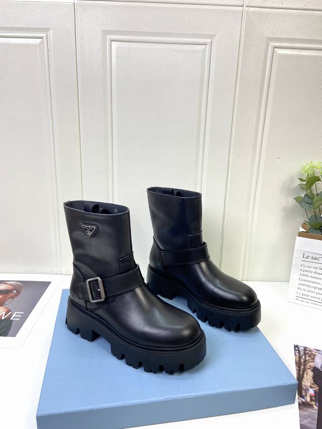 小牛皮款 prada 普拉达经典三角标一脚蹬王炸女靴 短靴 冬天买不到的系列，绝对是今年的大爆款！！贼好看！prada靴子真的很哇塞！上脚大气显腿瘦气质这块刚好