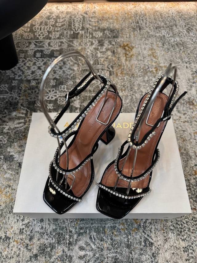 走秀时尚款， ★面料 漆皮 内里 羊皮 鞋底 牛皮大底 原版注塑 优雅风格 创造不一样的感觉 跟高 9 Cm 专柜包装 简约气质款式！ Show Bdetail