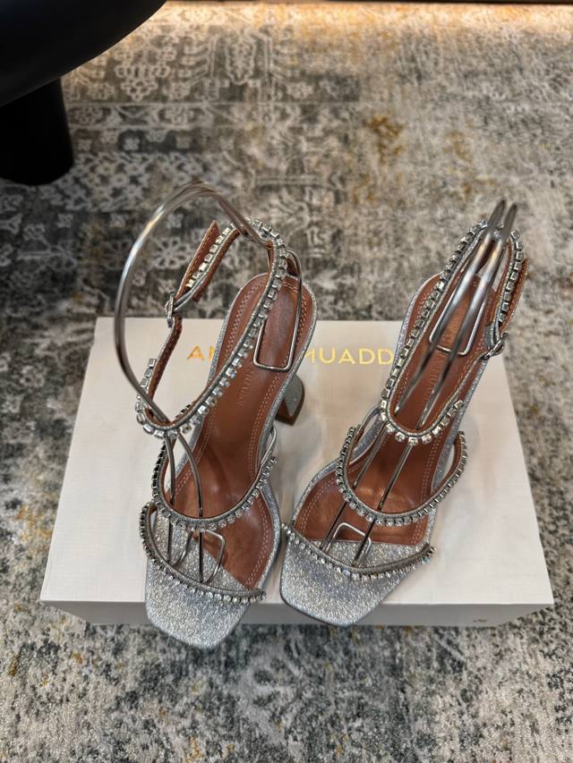 走秀时尚款， ★面料 星星 内里 羊皮 鞋底 牛皮大底 原版注塑 优雅风格 创造不一样的感觉 跟高 9 Cm 专柜包装 简约气质款式！ Show Bdetail