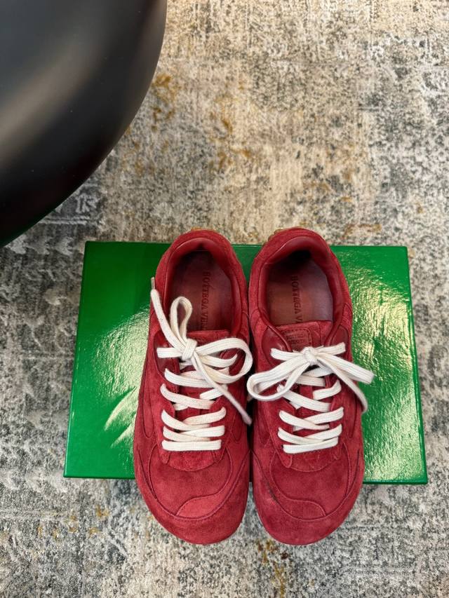 新品发售 面料 牛反绒 内里 羊皮 鞋底 橡胶底 优雅风格 创造不一样的感觉 跟高2 Cm 专柜包装 简约气质款式！ Show Bdetails Size. ｜