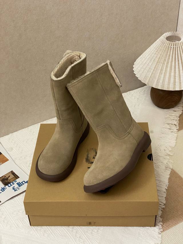 搭配指南： 大衣 羽绒服 牛仔裤 半身裙 解锁冬日所有穿搭可能 一鞋两穿 解锁双倍惊喜 高筒立起，保暖有型；靴筒翻下，秒变慵懒短靴 两种风格随意切换，花一双的钱