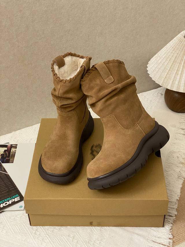 出 冬日时尚战靴小众不撞款 今年必须入手的欧洲设计师款雪地靴 2款经典气质色：栗色 巧色 高级感满分，轻松承包你的冬日所有穿搭！ 实测-20℃照样暖Fufu～