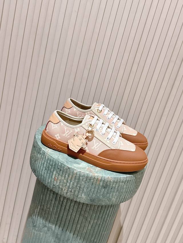 顶级版本： :Lv路，25年新款猫咪 限定款来咯！ Lv新款猫咪。限定开始预定啦！！ 颜值也太高了！！！直接冲，可爱可爱 Size：35-41