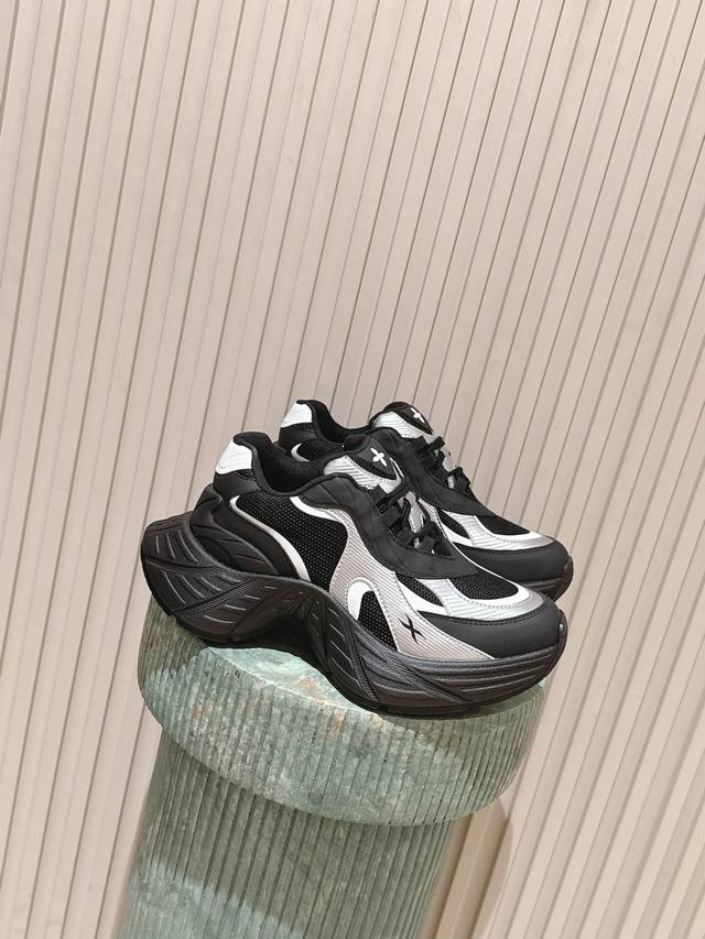 顶级品质: :Sm 25Ss秋冬新品黑色厚底老爹鞋时装休闲鞋！ 采用网面与皮革拼接的材质，兼具透气性与质感。鞋身带有品牌标志性的十字花装饰，辨识度高，黑银配色酷