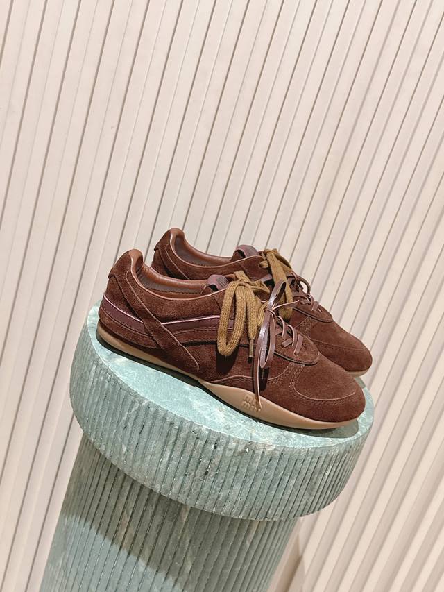 顶级版本: :Miumiu缪缪最新款美式复古风老休闲德训鞋 ~ 颜值担当火爆款运动鞋 不得不入的一款～做旧时尚，简约高级 随意搭配上脚非常舒适，年度必入款 最新