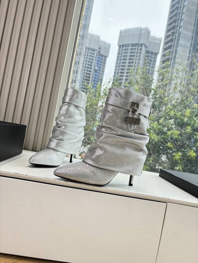 G277Givenchy纪梵希所见即所得新款时尚长靴骑士靴亮泽皮革靴原版1:1开发，腿部饰有皮革束带，搭配金属扣，侧面饰有金色不对称4G Logo金属挂锁，杏仁