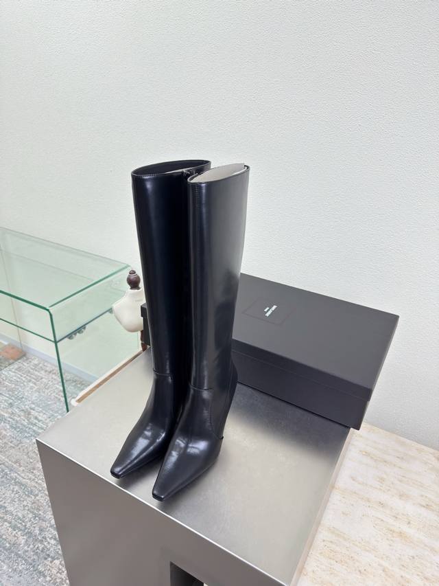 牛油皮高靴 大长腿必备 Ysl 高跟 长靴 Yvette Saint Laurent圣罗兰Logo 精致高跟 黑色牛油皮 最懂女人心的杨树林 无死角的美鞋 撑起