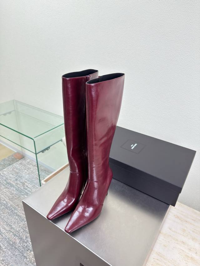 牛油皮高靴 大长腿必备 Ysl 高跟 长靴 Yvette Saint Laurent圣罗兰Logo 精致高跟 黑色小牛漆皮 最懂女人心的杨树林 无死角的美鞋 撑