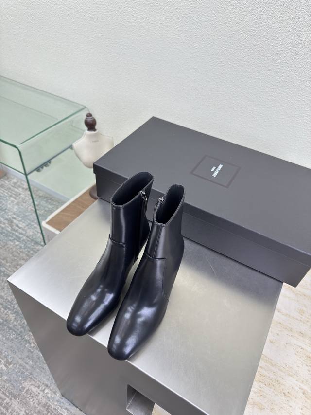 通勤系列 百搭无压力 层皮跟包裹 大长腿必备 Ysl 中跟短靴 Yvette Saint Laurent圣罗兰Logo 精致高跟 黑色牛皮 最懂女人心的杨树林