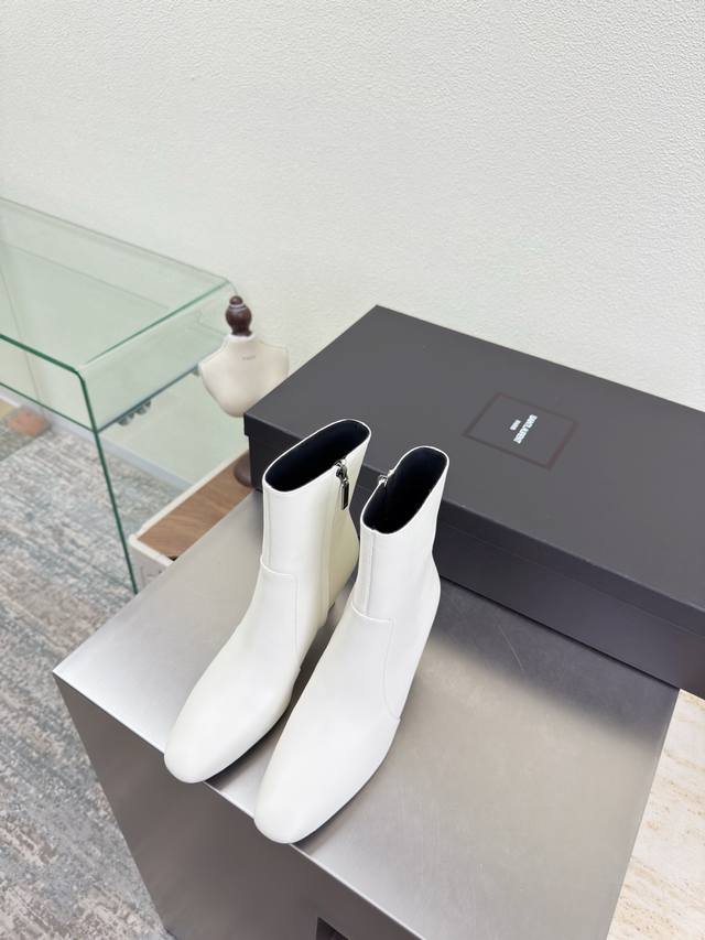 通勤系列 百搭无压力 层皮跟包裹 大长腿必备 Ysl 中跟短靴 Yvette Saint Laurent圣罗兰Logo 精致高跟 白色牛皮 最懂女人心的杨树林