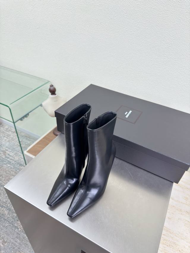 牛油皮短靴 大长腿必备 Ysl 高跟 短靴 Yvette Saint Laurent圣罗兰Logo 精致高跟 黑色牛油皮 最懂女人心的杨树林 无死角的美鞋 撑起