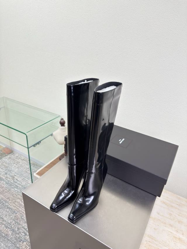 开边朱牛皮 高靴 大长腿必备 Ysl 高跟 长靴 Yvette Saint Laurent圣罗兰Logo 精致高跟 黑色小牛漆皮 最懂女人心的杨树林 无死角的美