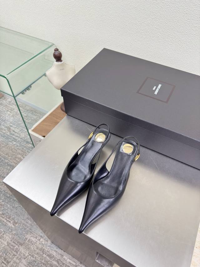 尖头后空 通勤系列 百搭无压力 Ysl 金属Logo Yvette Saint Laurent圣罗兰Logo 精致高跟 黑色 牛皮 最懂女人心的杨树林 无死角的