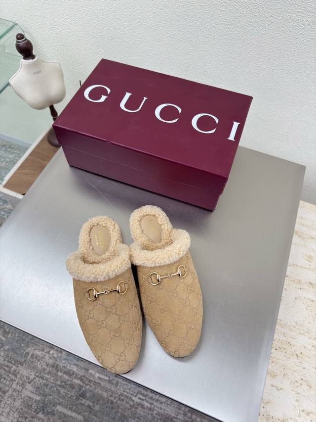 毛毛拖 平底经典 马鞍扣拖鞋 Gucci 双G Logo 羊羔毛内里 经典马鞍扣 杏色 压花压印Logo 时尚的品牌Logo持加，具有超辨高识度各品大争牌恐先推