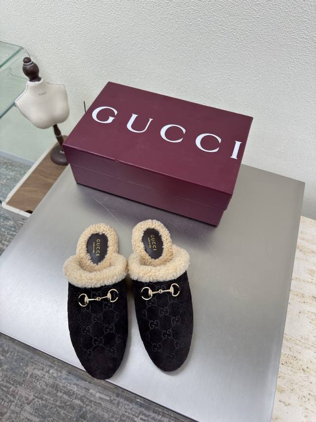 毛毛拖 平底经典 马鞍扣拖鞋 Gucci 双G Logo 羊羔毛内里 经典马鞍扣 深咖啡压花压印Logo 时尚的品牌Logo持加，具有超辨高识度各品大争牌恐先推